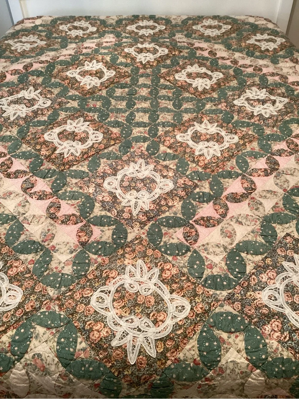 Vintage American Pacific Manor House Floral Lace Scalloped Cottage Quilt